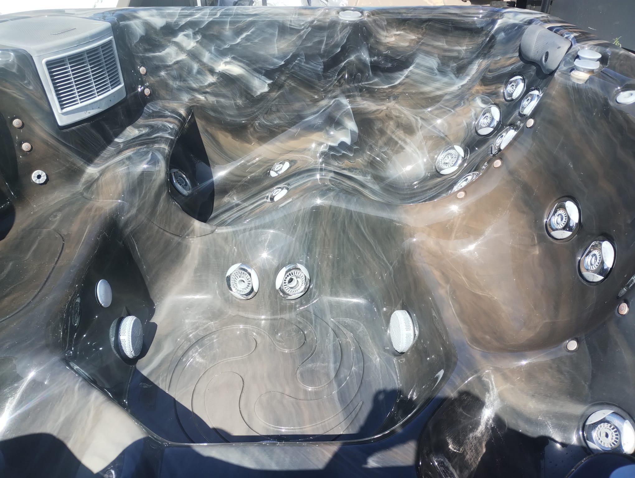 Crystal Shore 6 Person 5 Seater 1 Lounger Hot Tub - Image 14