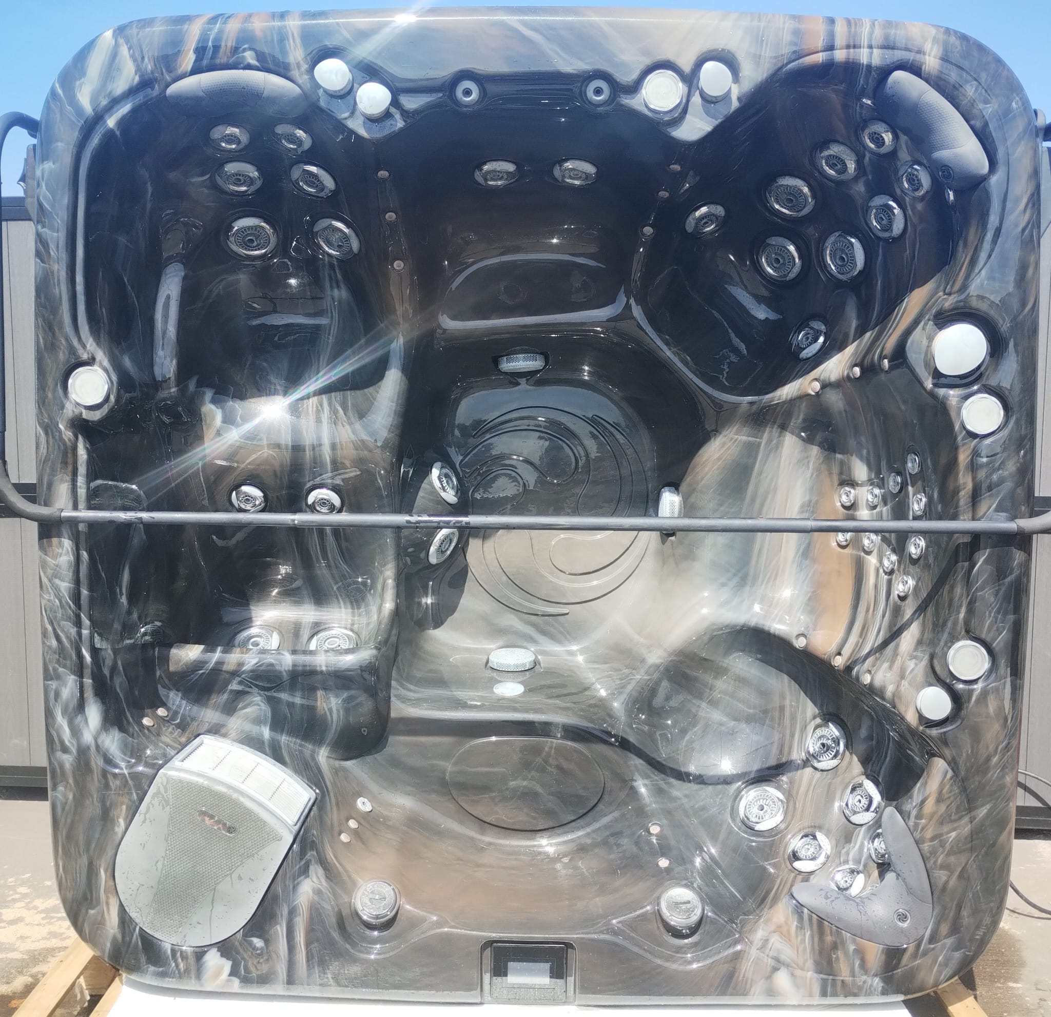 Crystal Shore 6 Person 5 Seater 1 Lounger Hot Tub - Image 20