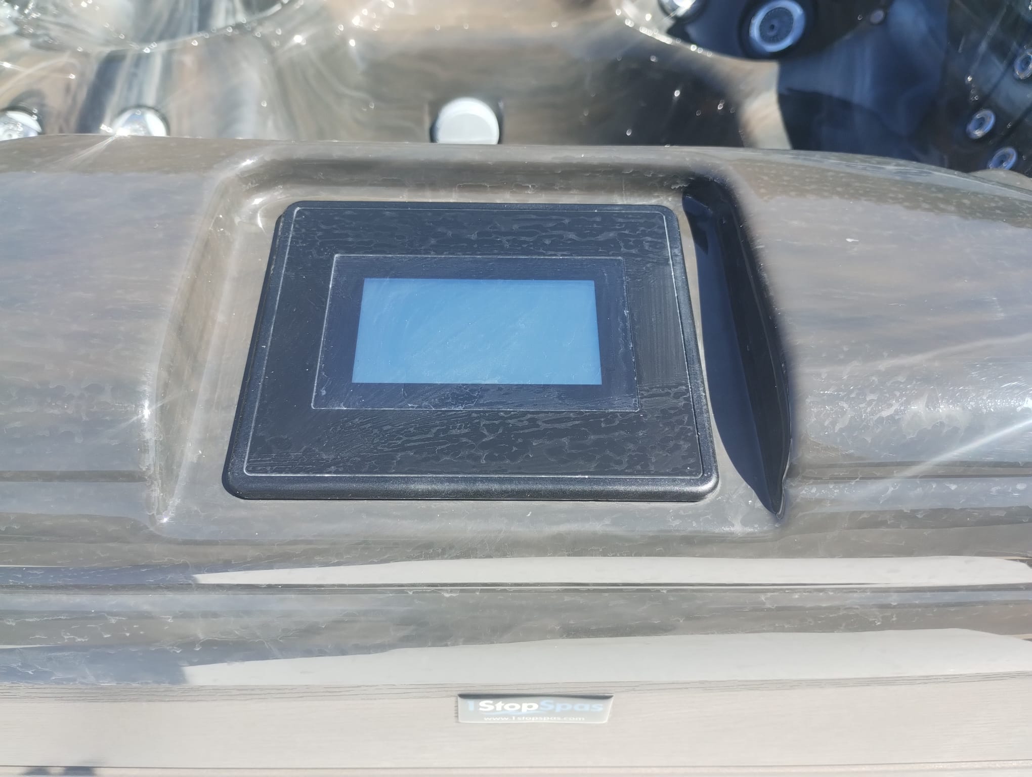 Crystal Shore 6 Person 5 Seater 1 Lounger Hot Tub - Image 24