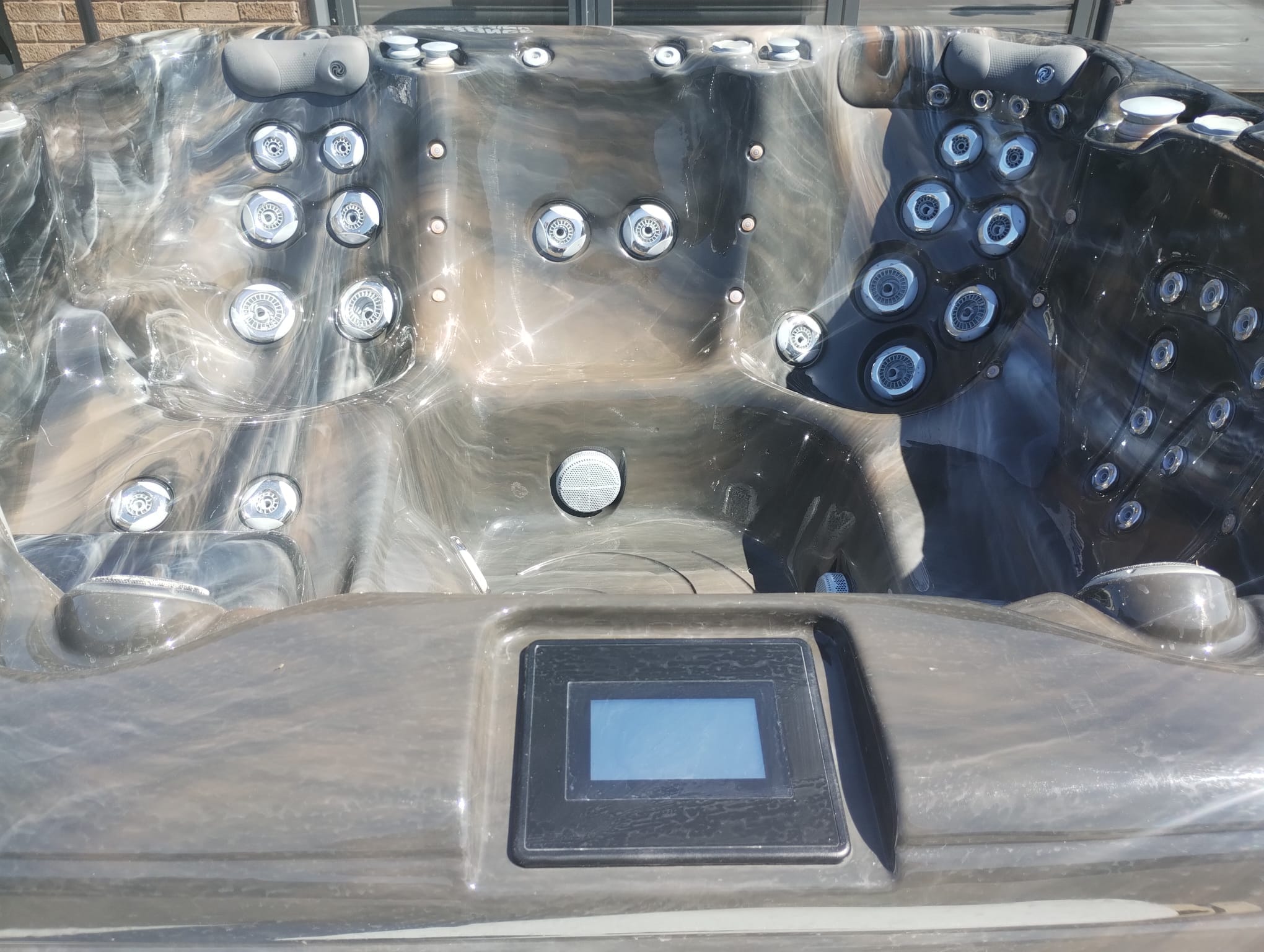 Crystal Shore 6 Person 5 Seater 1 Lounger Hot Tub - Image 25