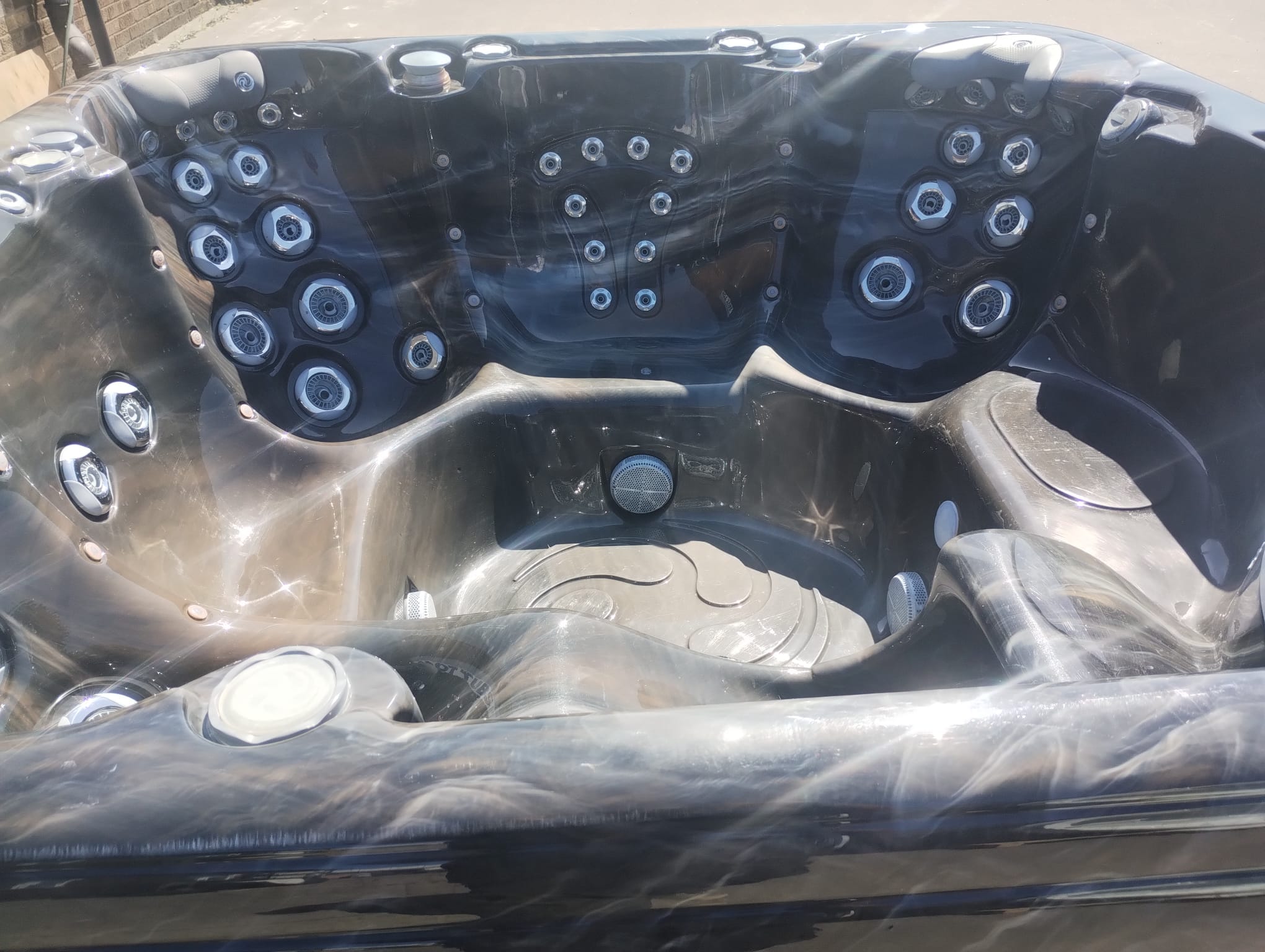 Crystal Shore 6 Person 5 Seater 1 Lounger Hot Tub - Image 12