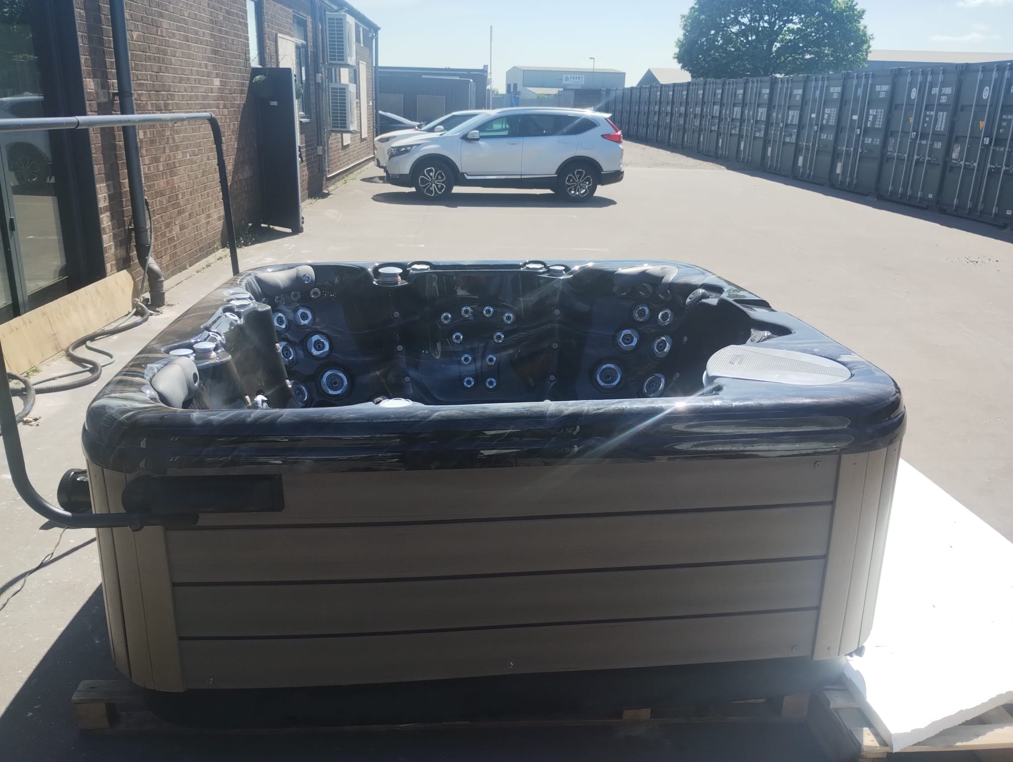 Crystal Shore 6 Person 5 Seater 1 Lounger Hot Tub - Image 4