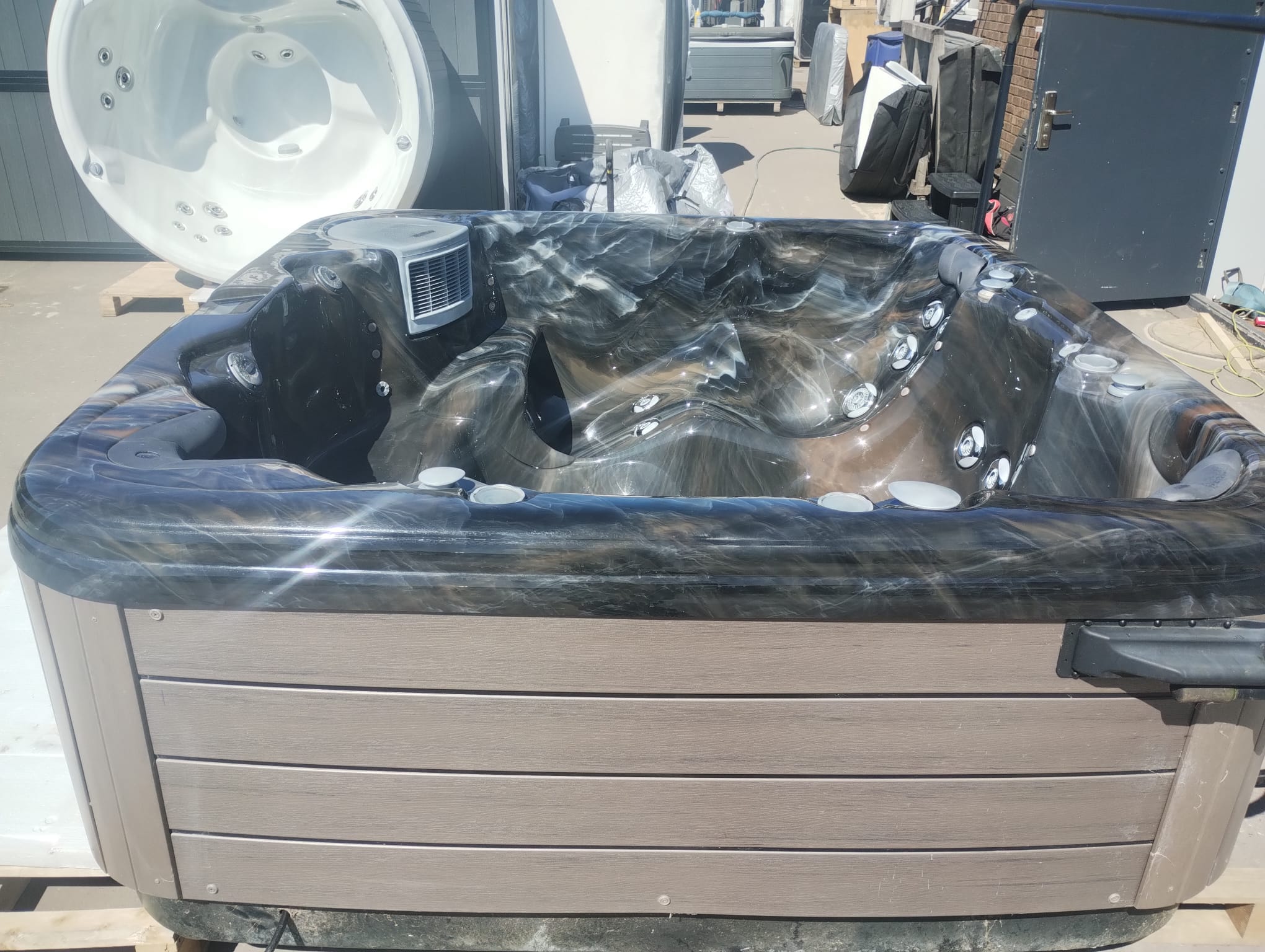 Crystal Shore 6 Person 5 Seater 1 Lounger Hot Tub - Image 2