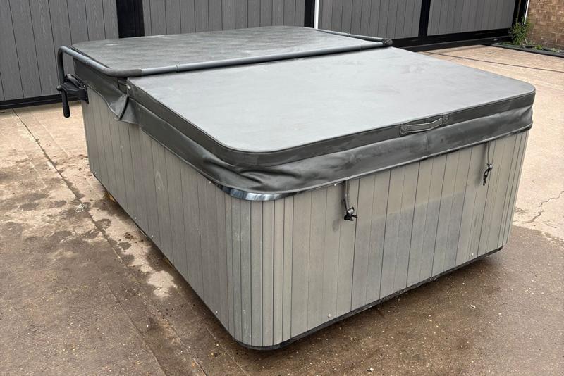 Tranquil Tide 4 Person 1 Lounger Hot Tub - Wild Water Spas