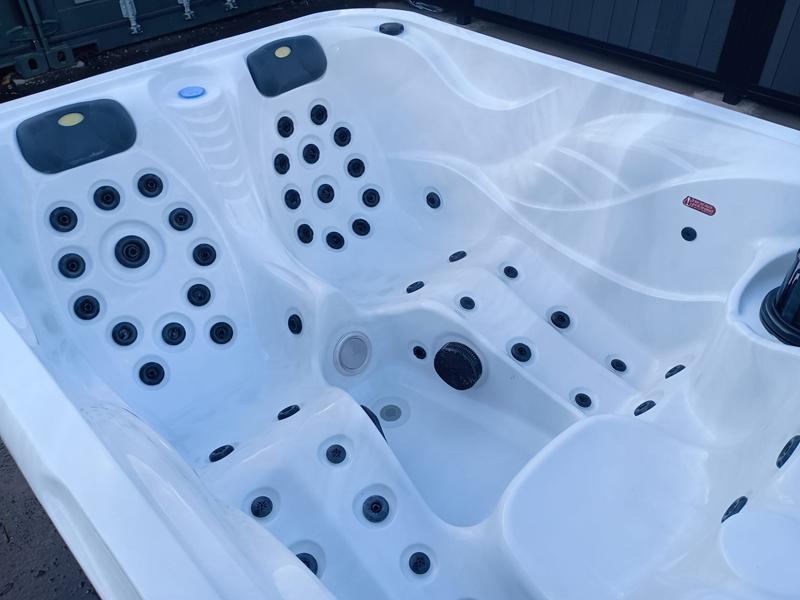 Twin Joys 3 Person 1 Seater 2 Lounger Hot Tub - Image 2