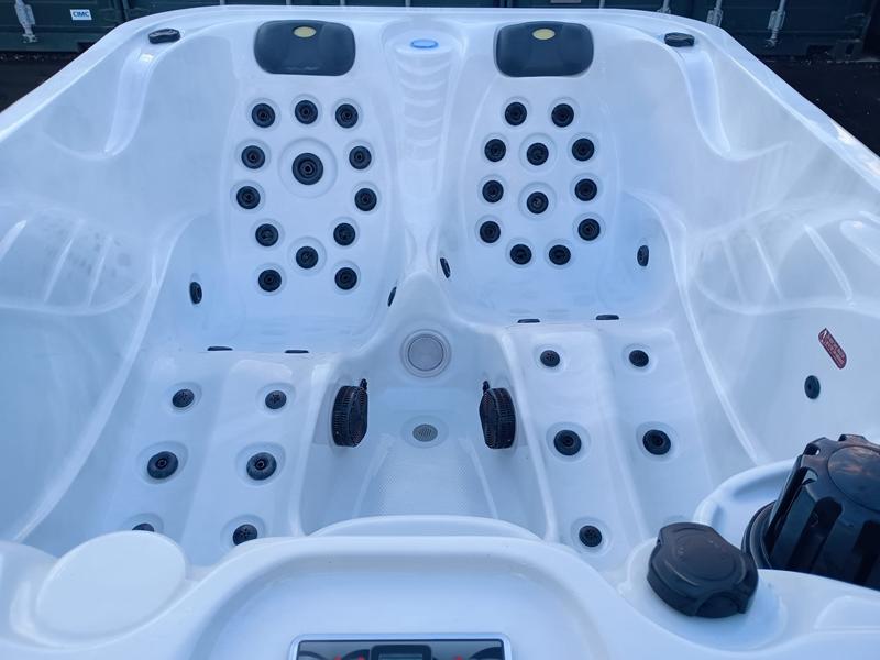 Twin Joys 3 Person 1 Seater 2 Lounger Hot Tub - Image 17