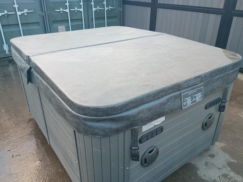 Twin Joys 3 Person 1 Seater 2 Lounger Hot Tub - Image 3