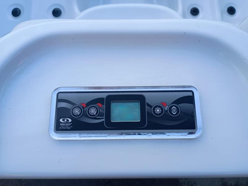 Twin Joys 3 Person 1 Seater 2 Lounger Hot Tub - Image 6