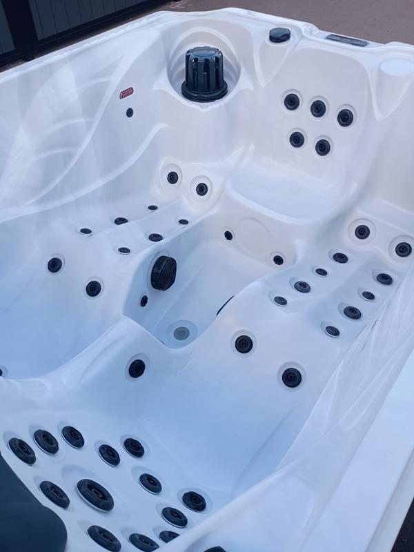 Twin Joys 3 Person 1 Seater 2 Lounger Hot Tub - Image 10
