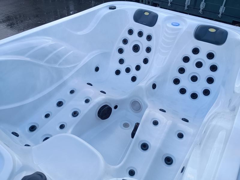 Twin Joys 3 Person 1 Seater 2 Lounger Hot Tub - Image 11
