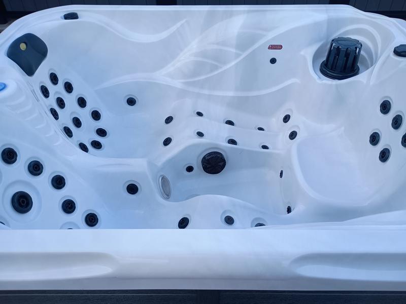 Twin Joys 3 Person 1 Seater 2 Lounger Hot Tub - Image 13