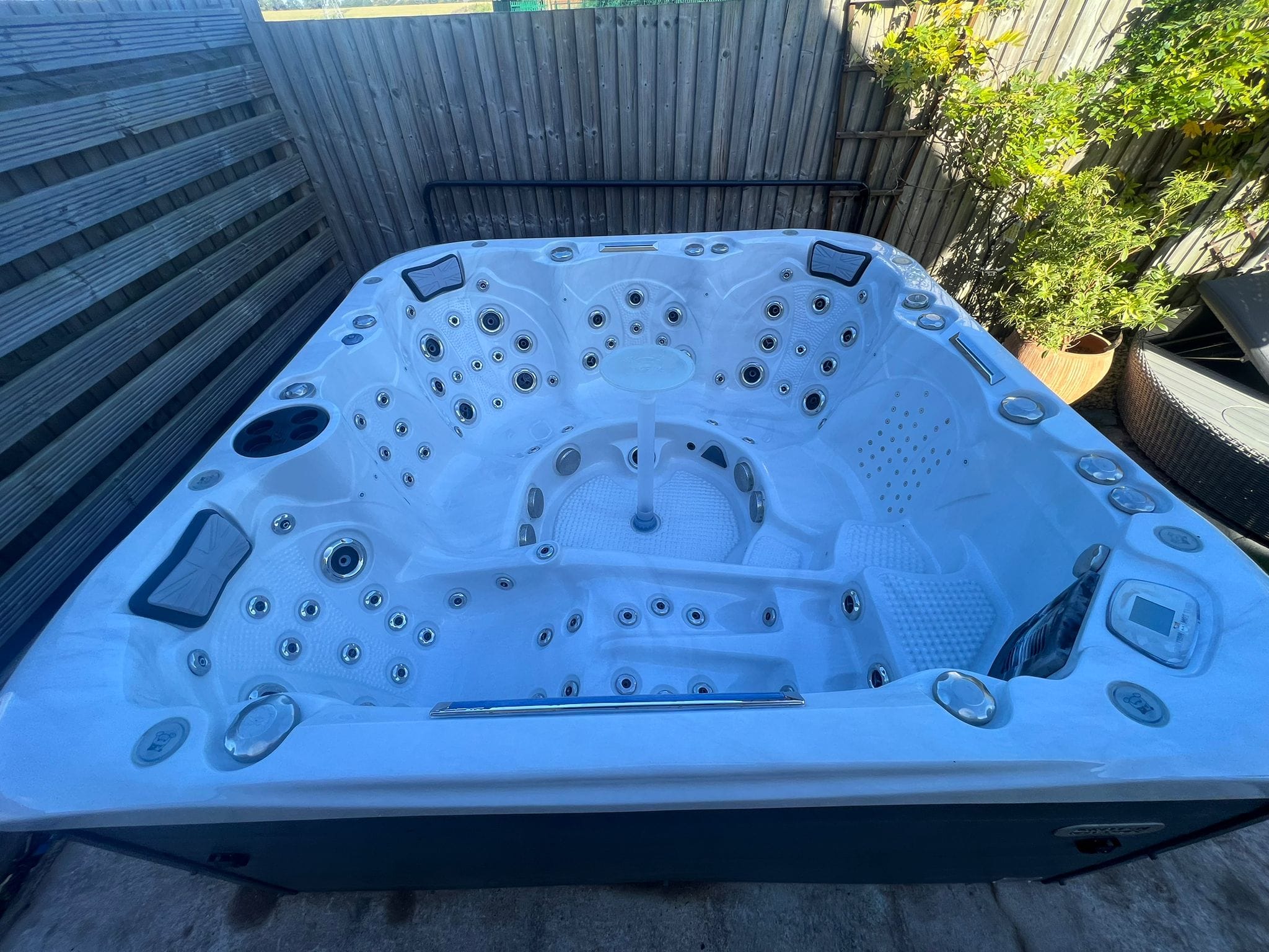 Empire Hot Tub - Image 2
