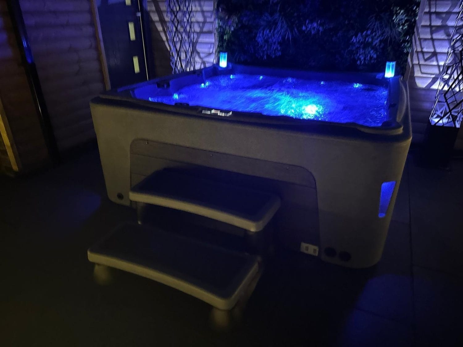 Coral Lagoon 5 Person 3 Seater 2 Lounger Hot Tub