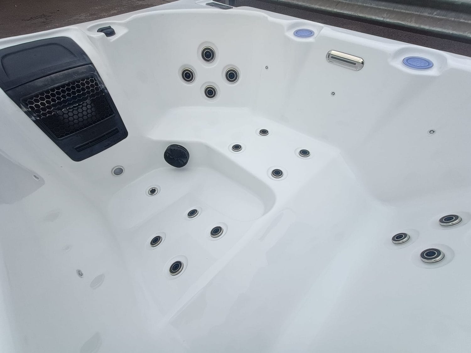 Adonis SE Hot Tub