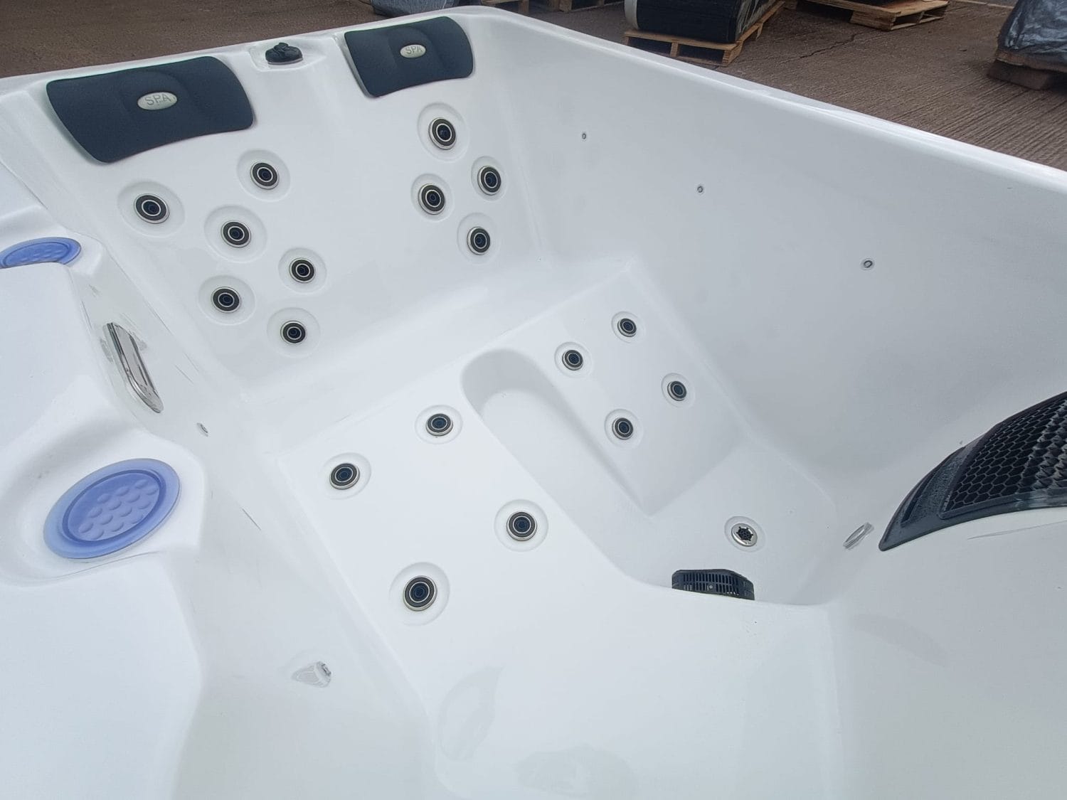 Adonis SE Hot Tub