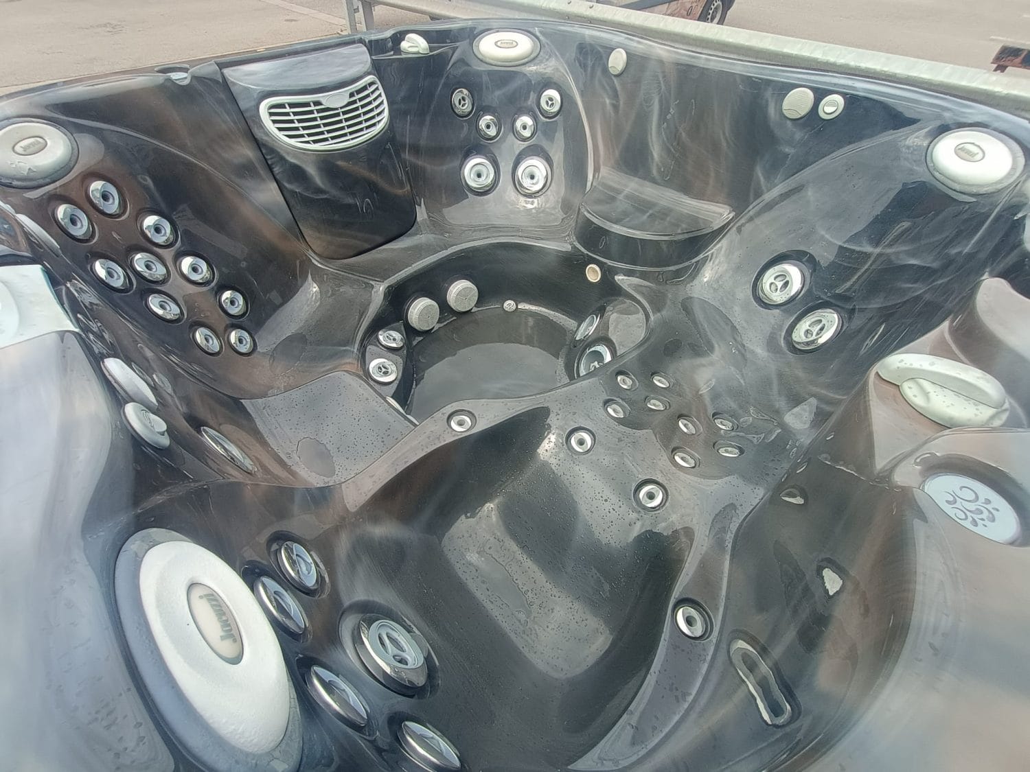 Jacuzzi J335