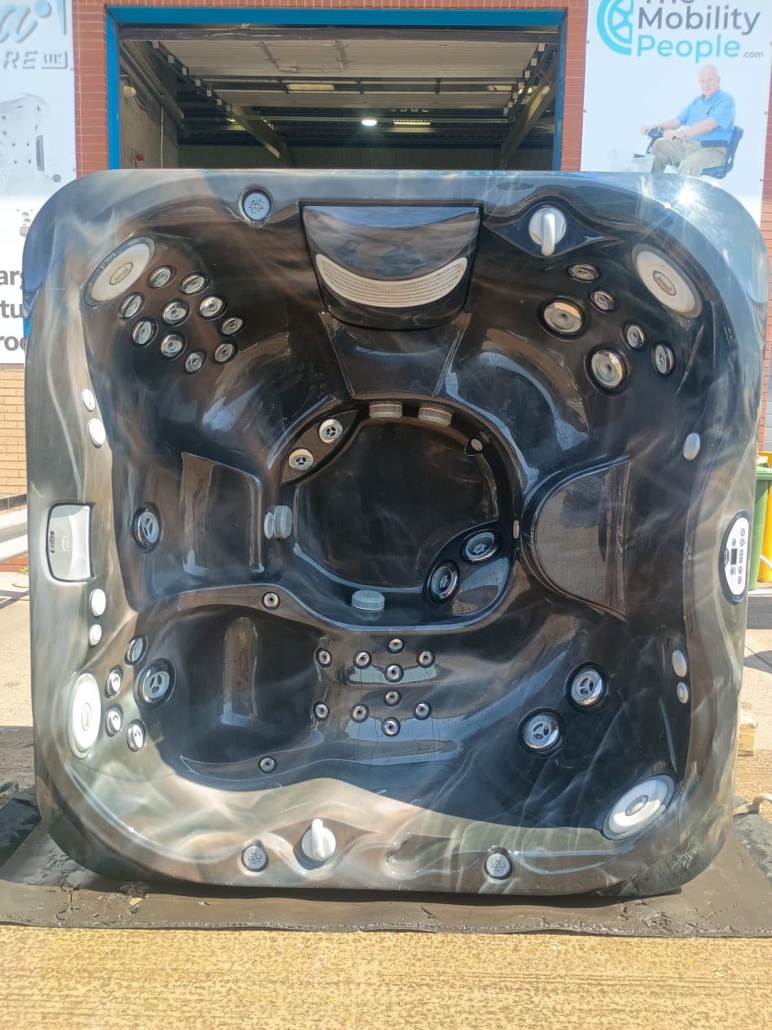 Jacuzzi J335