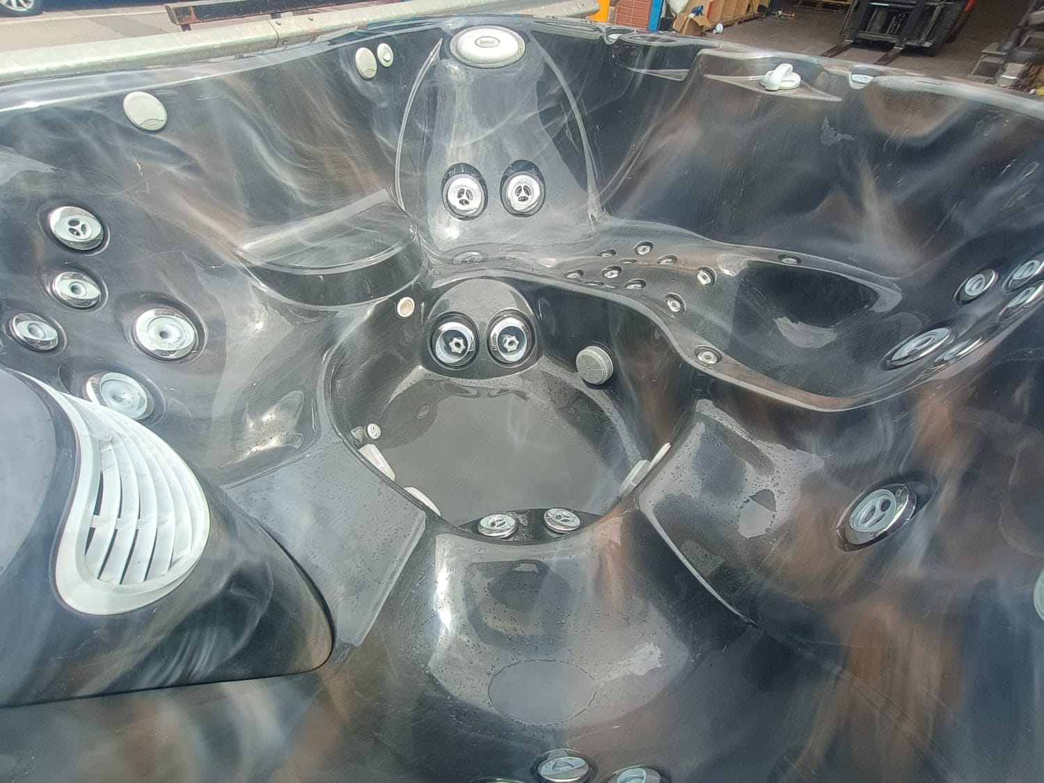 Jacuzzi J335