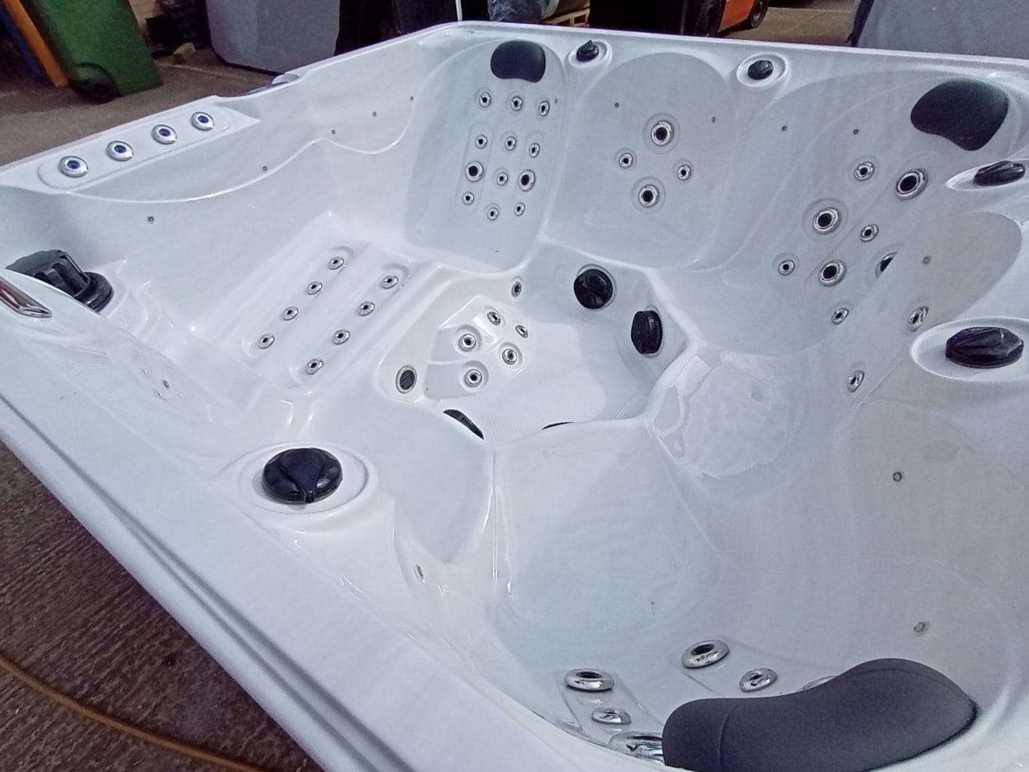 Sky Storm Single V2 6 Person Hot Tub