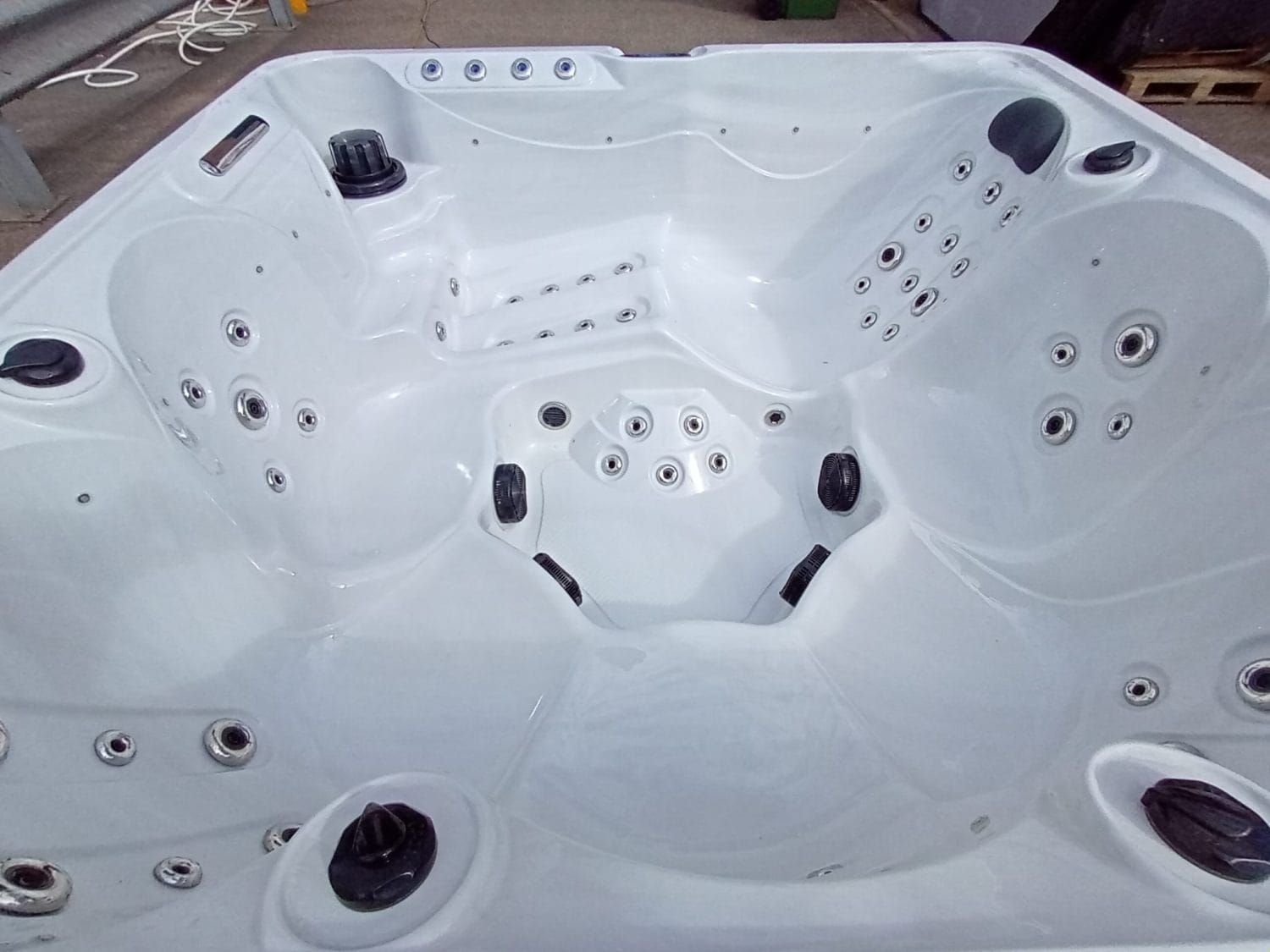 Sky Storm Single V2 6 Person Hot Tub